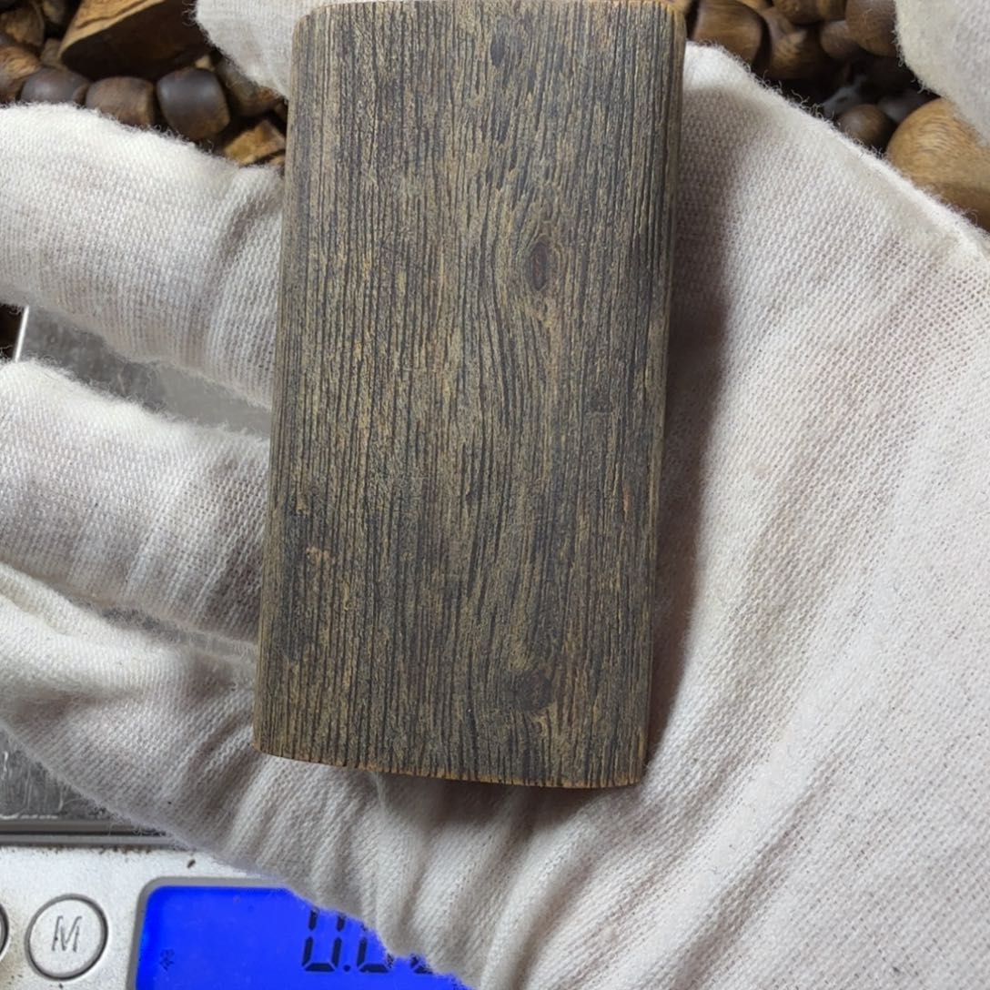 家***宝沉香沉香碎屑红骨凹身沉水牌26克