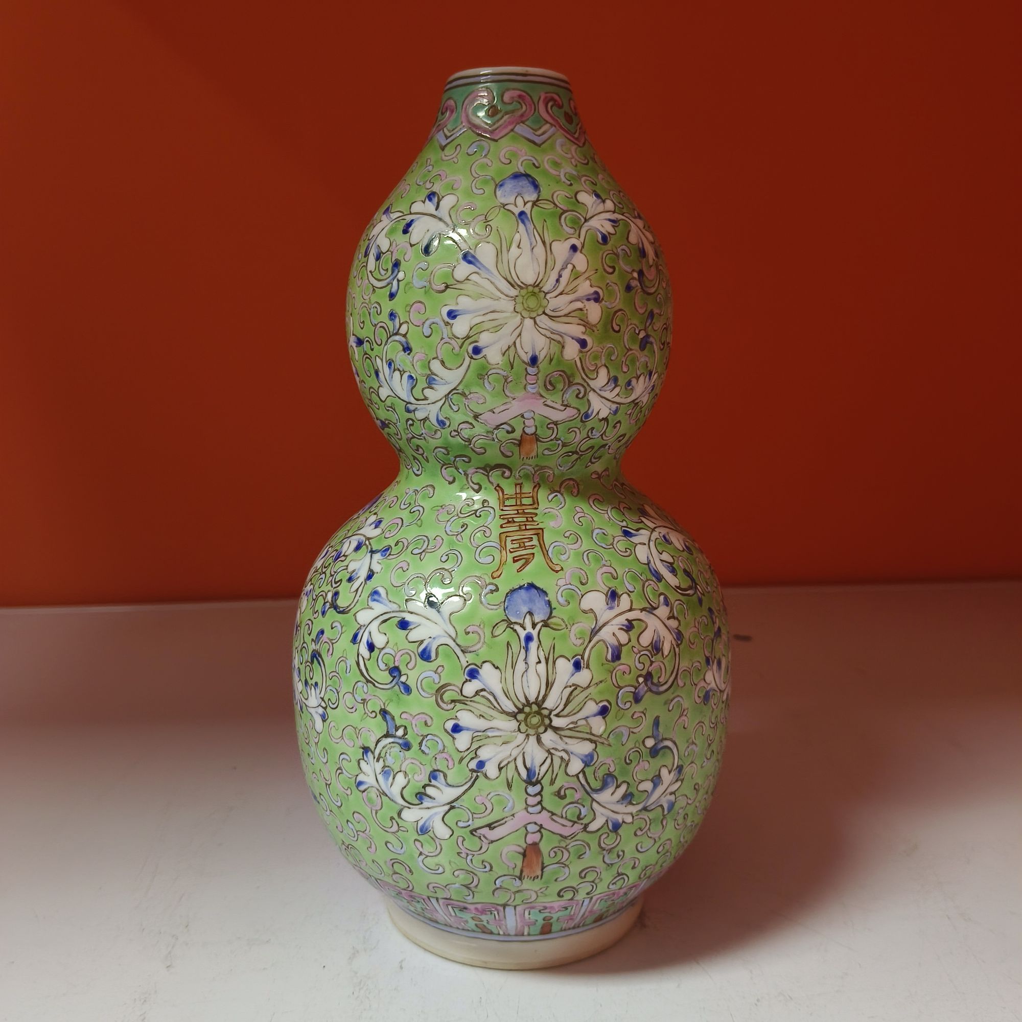 清同治 绿地粉彩描金宝莲寿字纹葫芦瓶