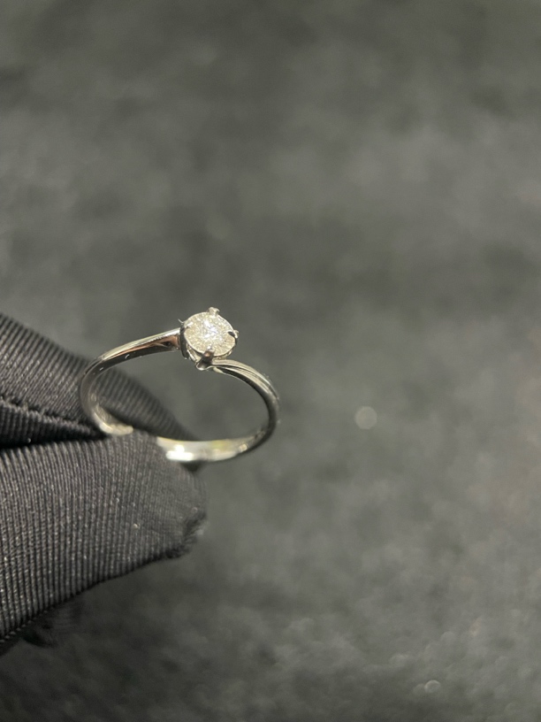 18k金钻石扭壁四爪款AU750天然钻石戒指