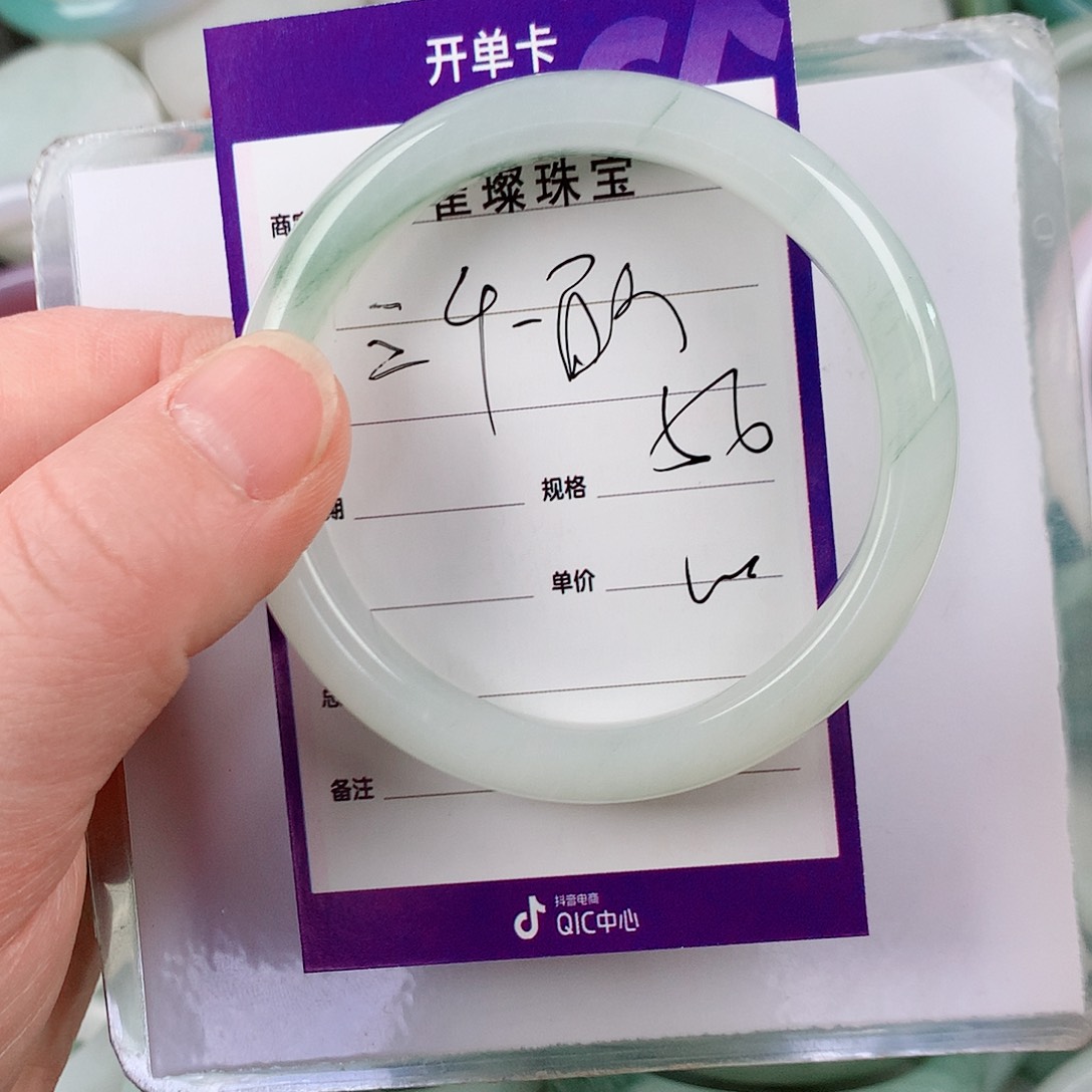 玛瑙/玉髓手镯未镶嵌三****?