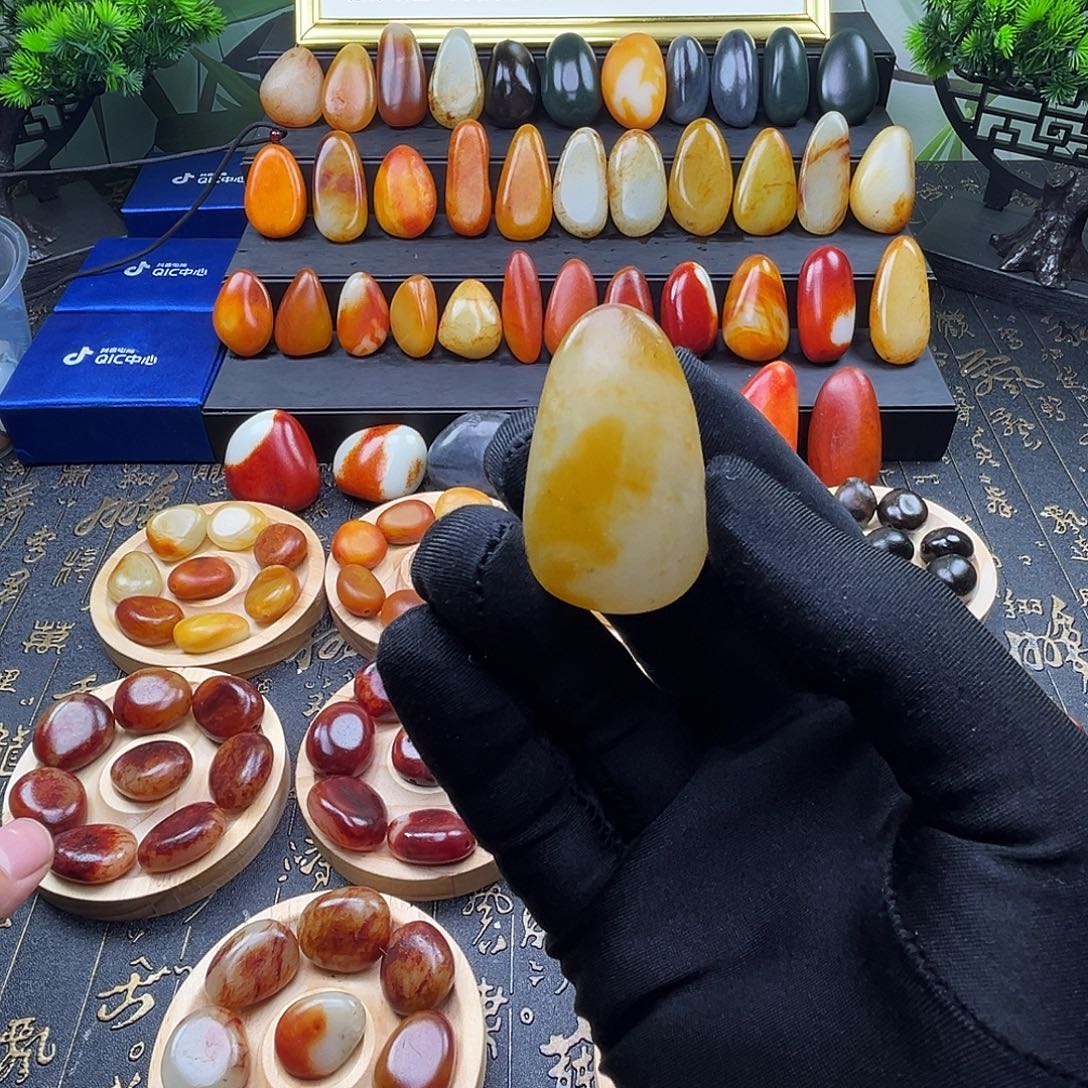 和田玉未镶嵌吊坠(赠链)