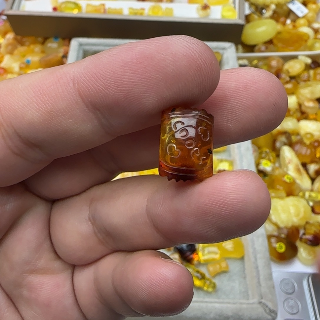 琥珀未镶嵌裸石0.87克有瑕06
