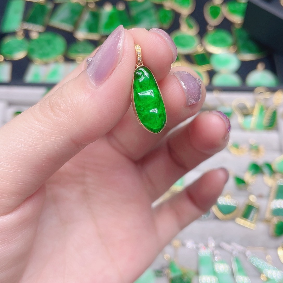 翡翠颈饰18K金镶嵌天然翡翠