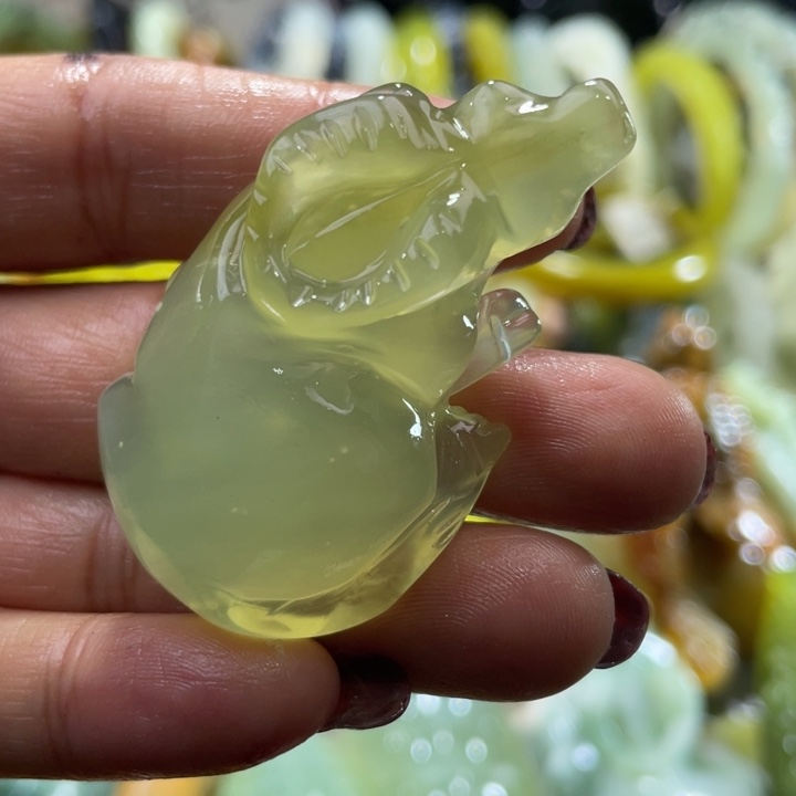 岫玉未镶嵌小手把牛