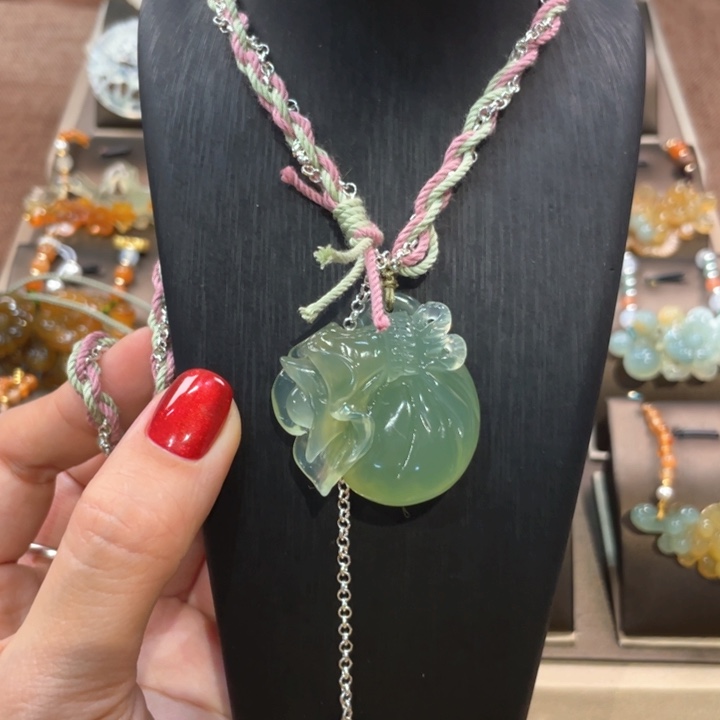 蛇纹石玉颈饰未镶嵌