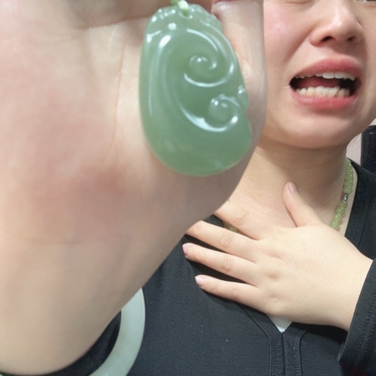 东陵石未镶嵌颈饰大如意