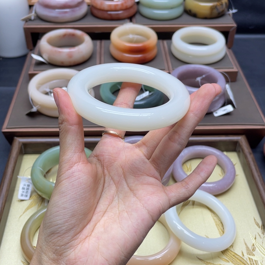 哥****石英质玉未镶嵌手镯