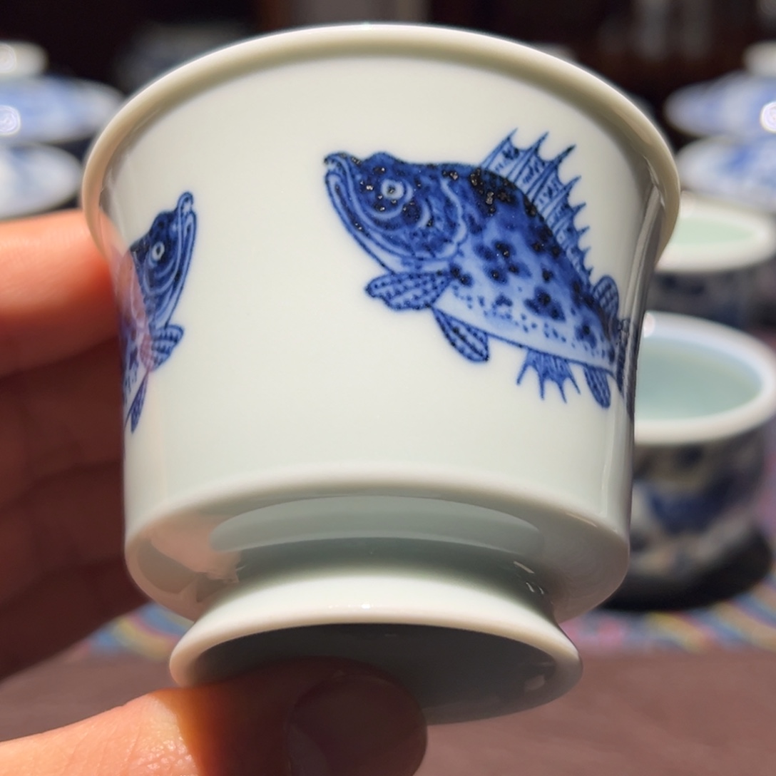 杯青花三面鳜鱼撇口马蹄杯口径约6.9厘米