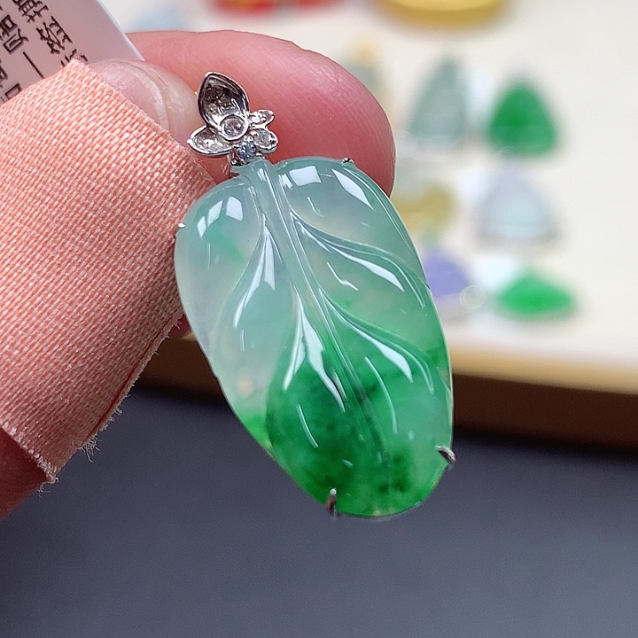 翡翠18K金镶嵌颈饰