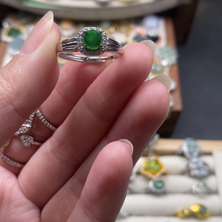 翡翠颈饰未镶嵌翡翠