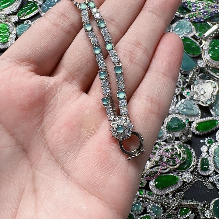 翡翠颈饰未镶嵌天然A货翡翠放漏