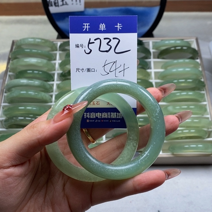 蛇纹石玉手镯未镶嵌小****?