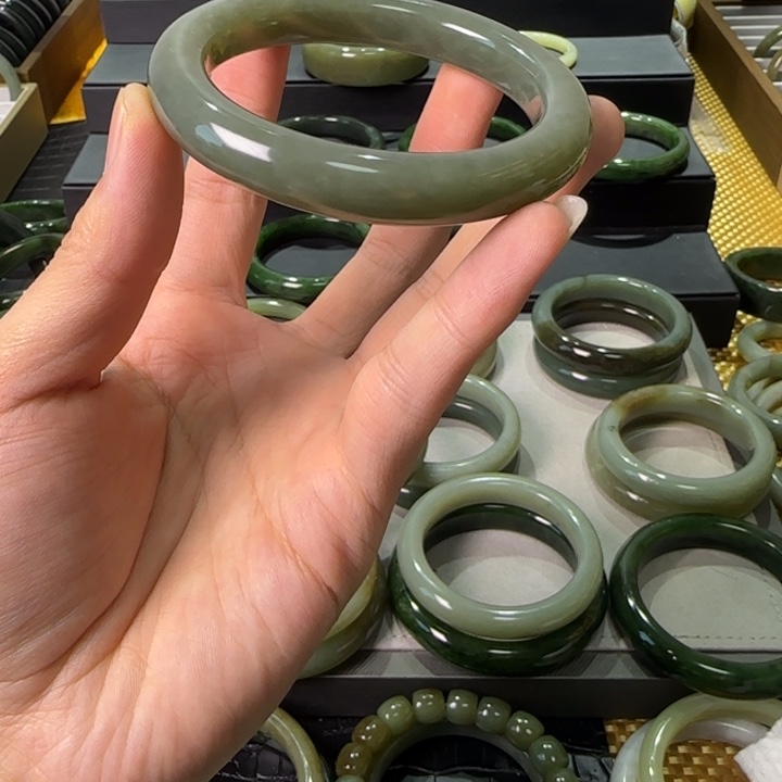 静***毅和田玉未镶嵌手镯