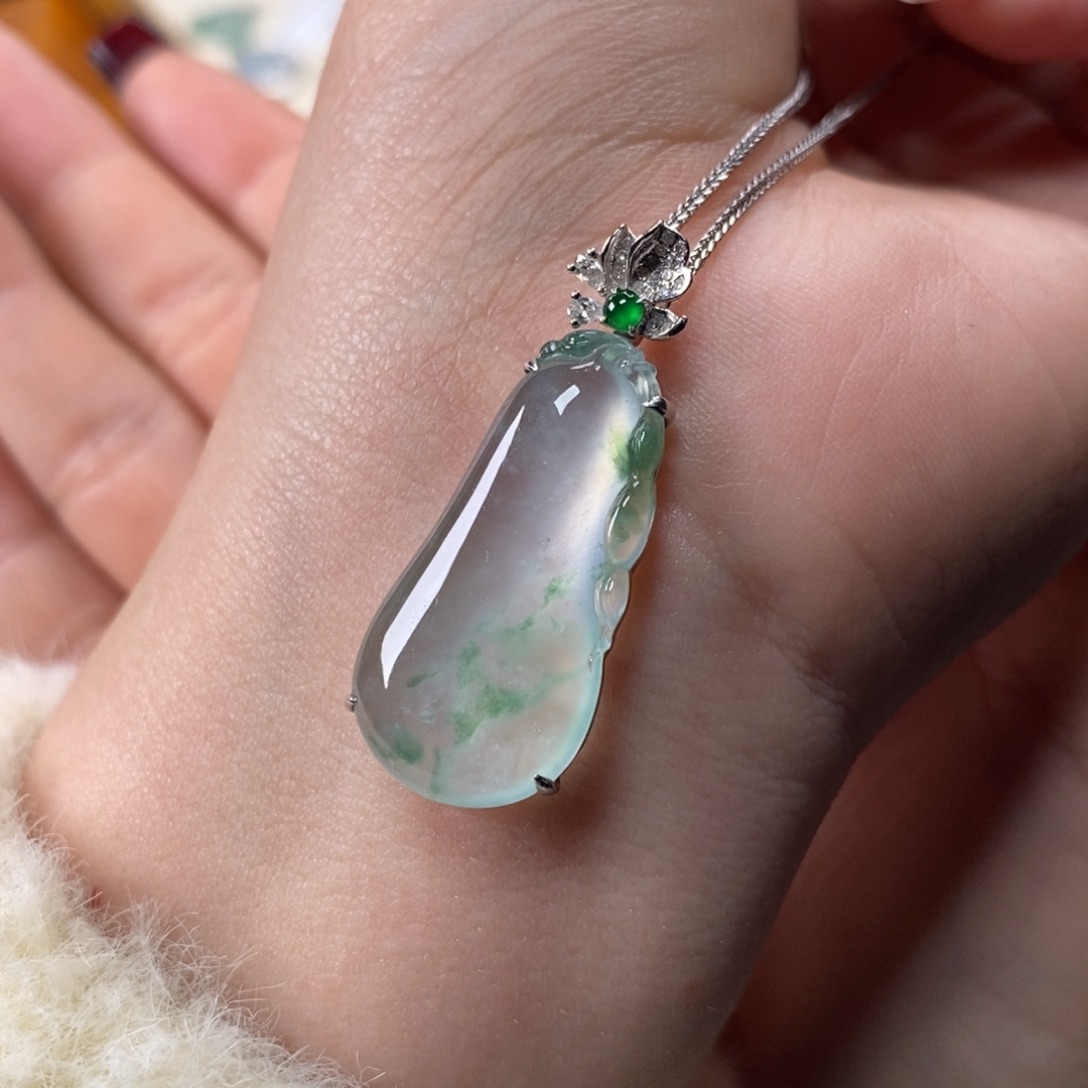 翡翠颈饰18K金镶嵌玻璃种白底飘绿花起钢灵动福瓜吊坠