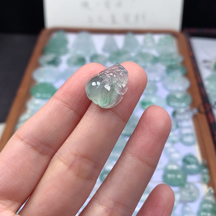 颈饰未镶嵌翡翠冰种飘花貔貅