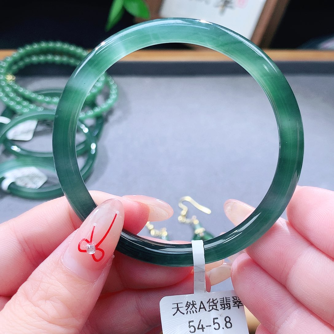 翡翠未镶嵌手镯（圆镯）