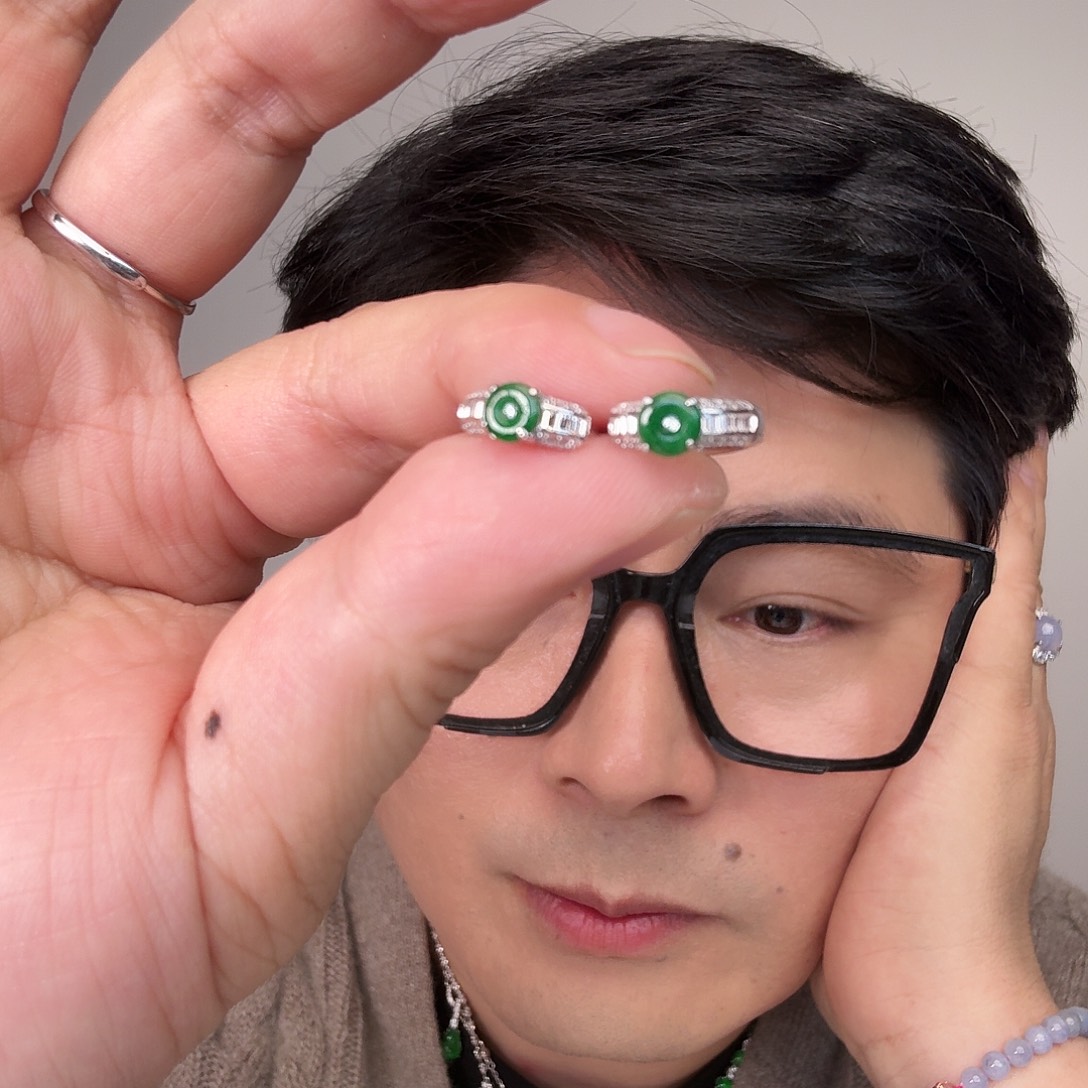 翡翠未镶嵌颈饰一对