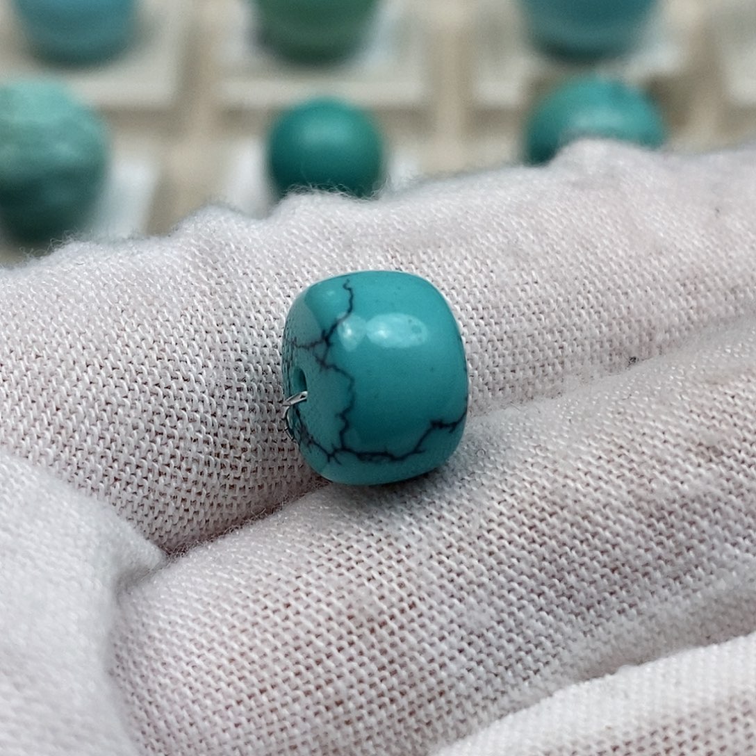 绿松石配饰未镶嵌乔*?