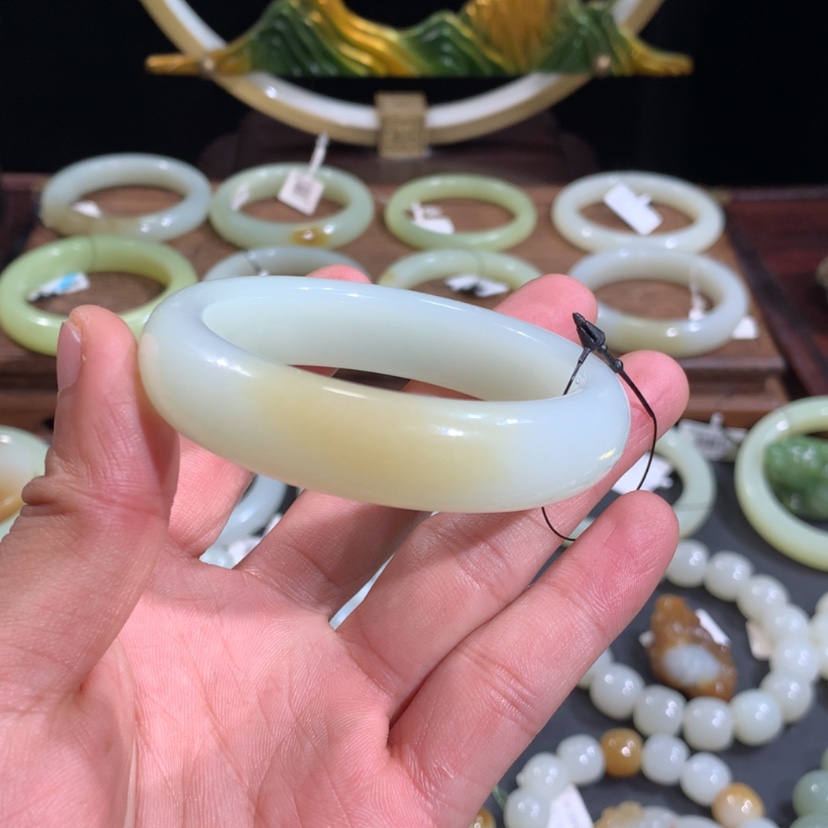 【闪购商品】和田玉手镯未镶嵌新疆且末金山矿老料糖白飘翠手镯