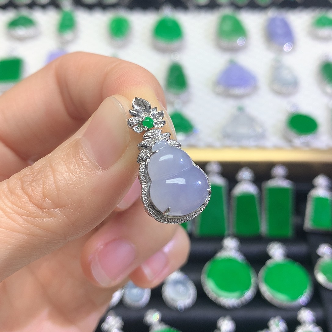 颈饰18K金镶嵌翡翠吊坠