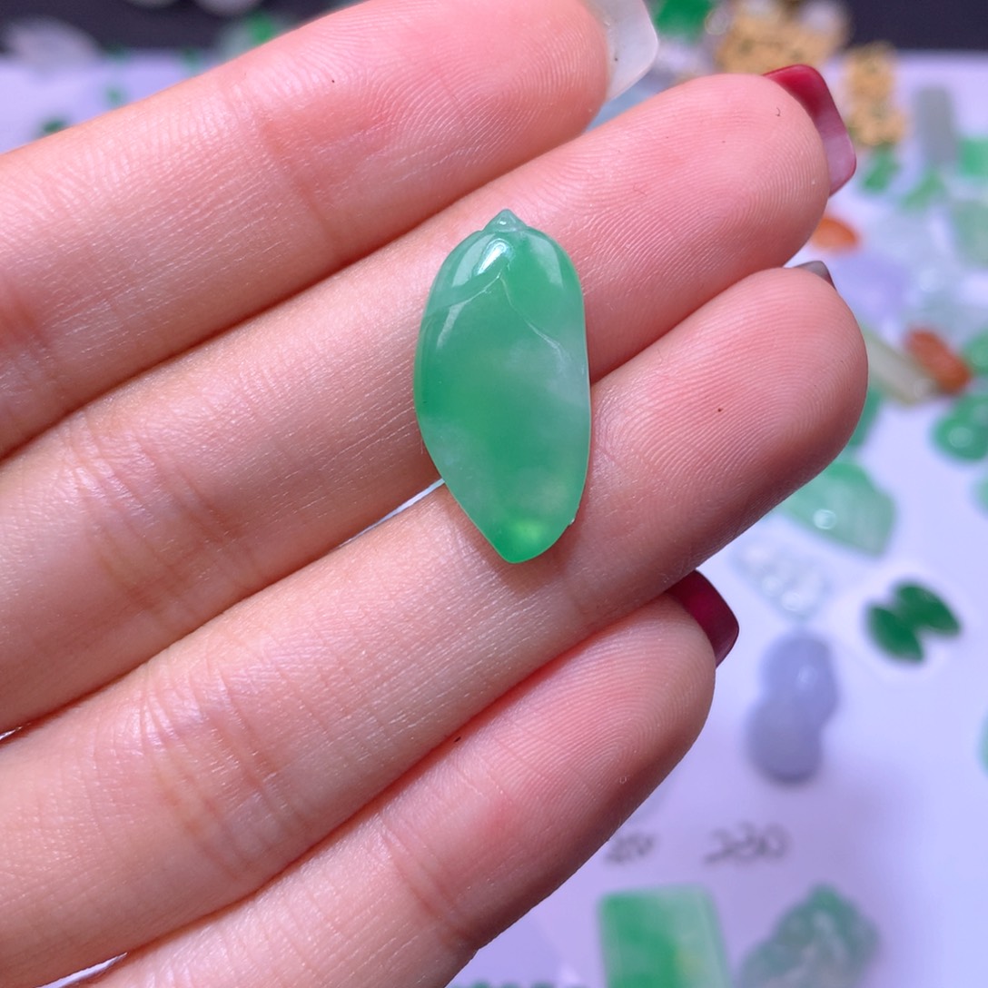 翡翠颈饰未镶嵌瓜。    晓霞