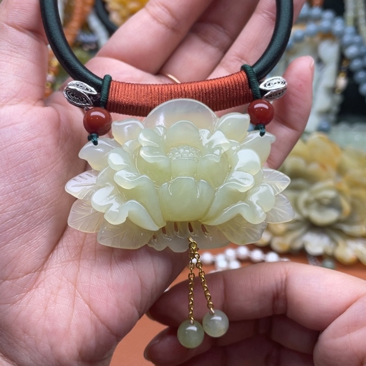 蛇纹石玉吊坠合金