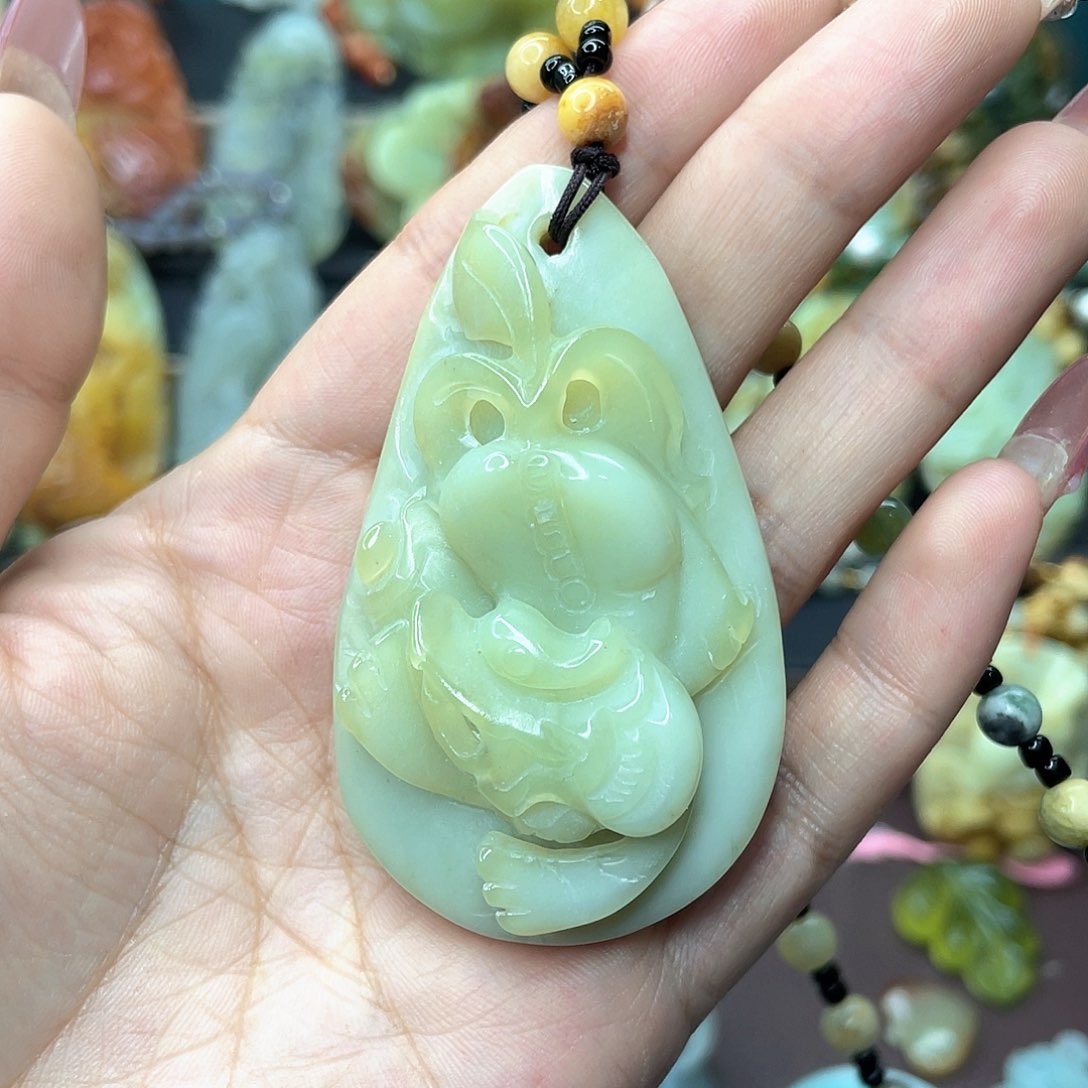 蛇纹石玉颈饰未镶嵌