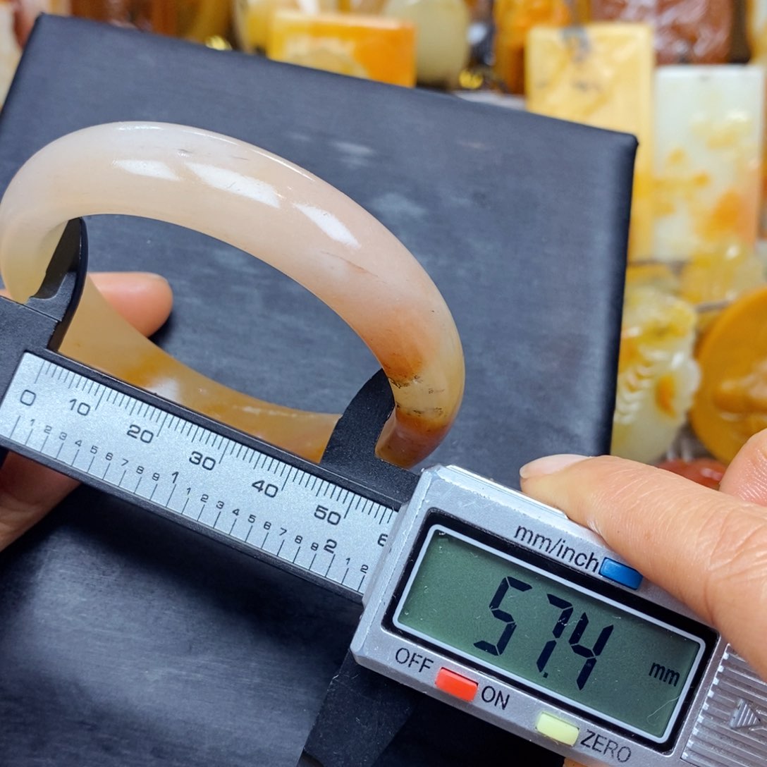 石英质玉（黄龙玉）颈饰未镶嵌