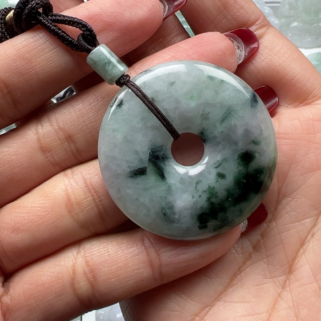 翡翠颈饰未镶嵌飘花平安扣