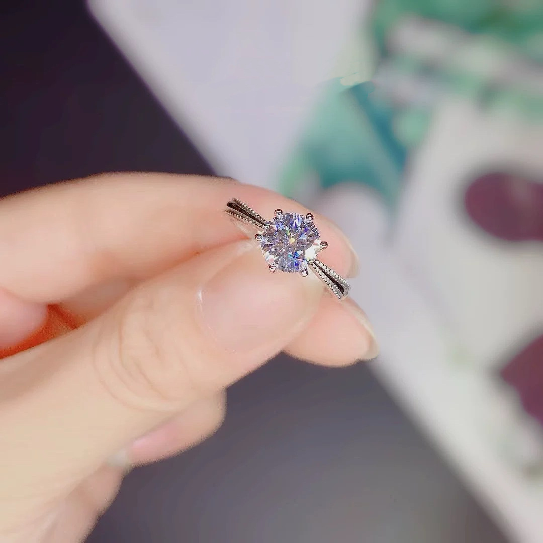 铜合金合成锆石戒指 经典丝带六爪一克拉八心八箭简约百搭MO-561