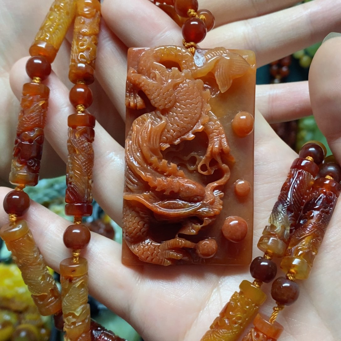 岫玉吊坠(赠链)未镶嵌张***。