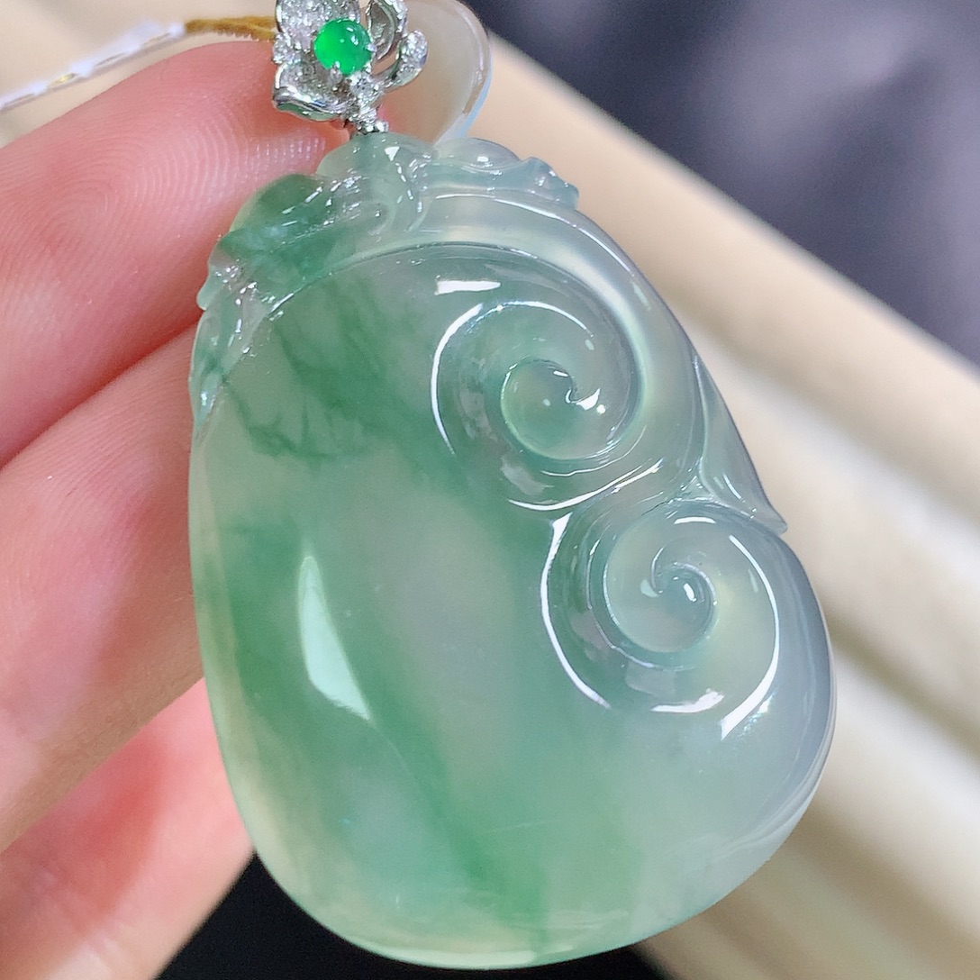 翡翠18K金镶嵌颈饰如意