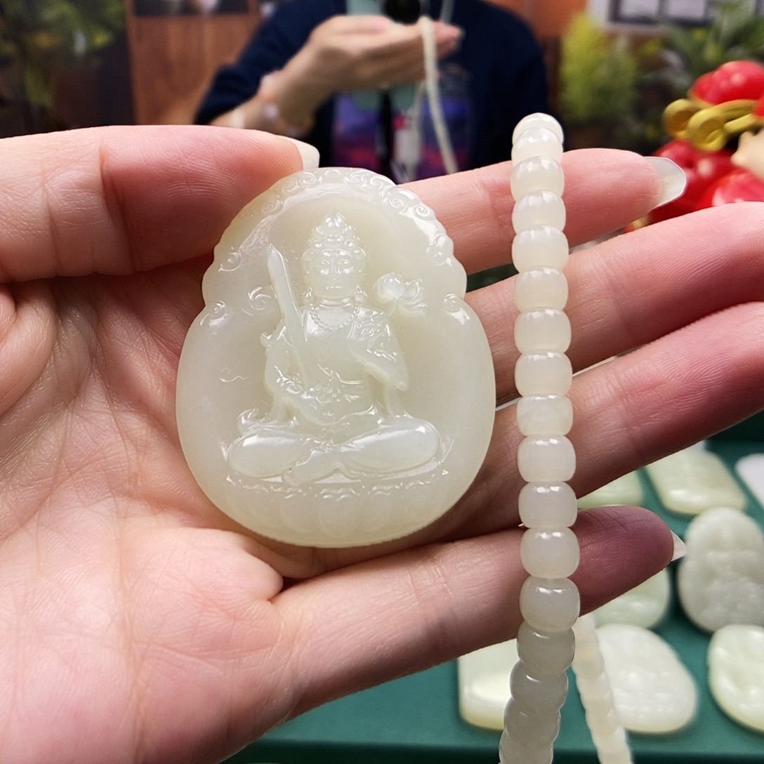 随***走和田玉未镶嵌颈饰