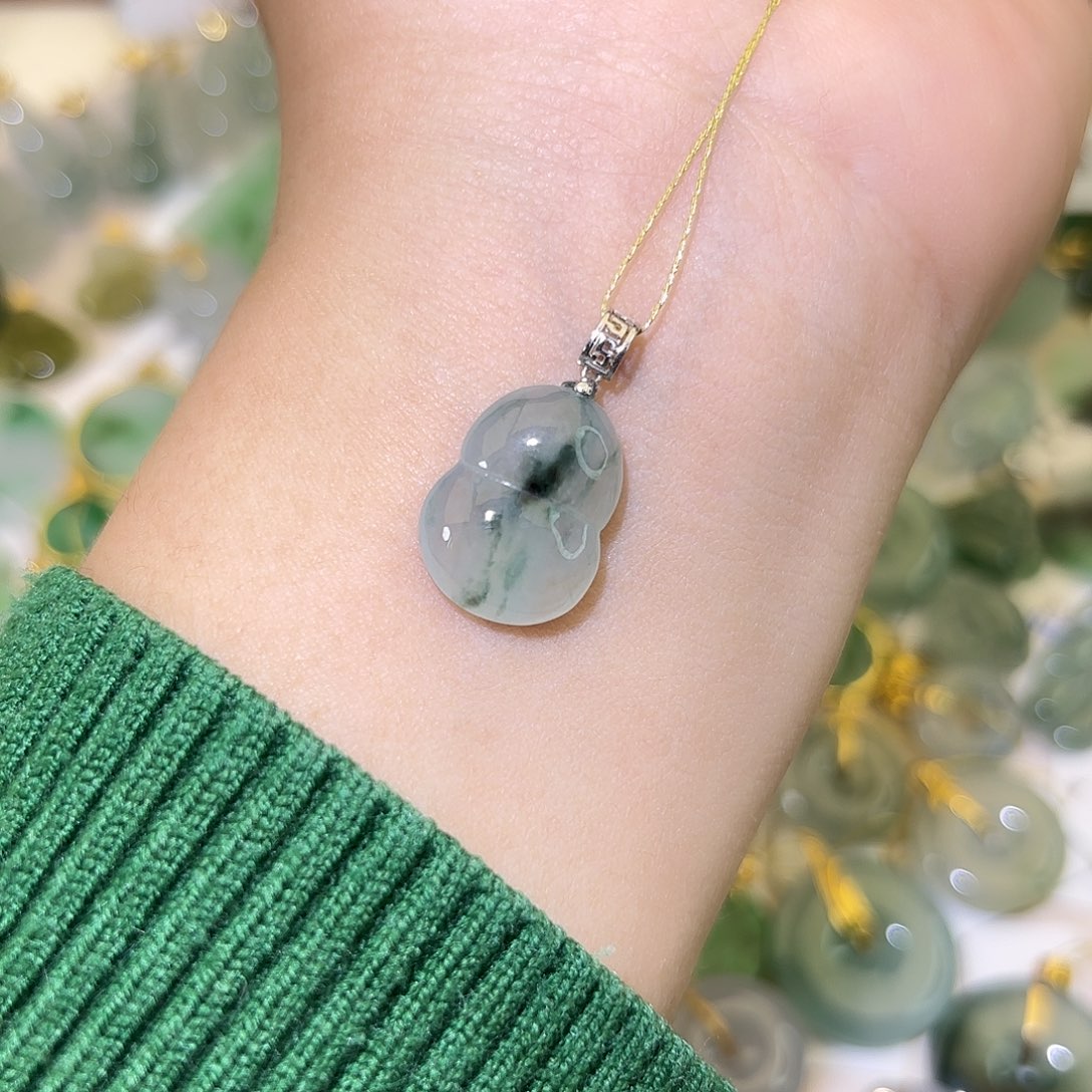 翡翠18K金镶嵌颈饰葫芦