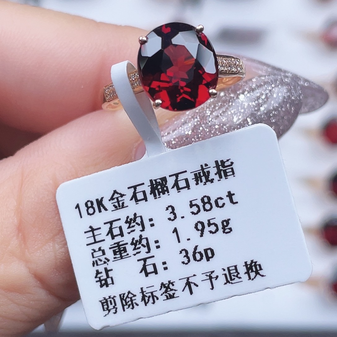 18K金镶嵌石榴石戒指
