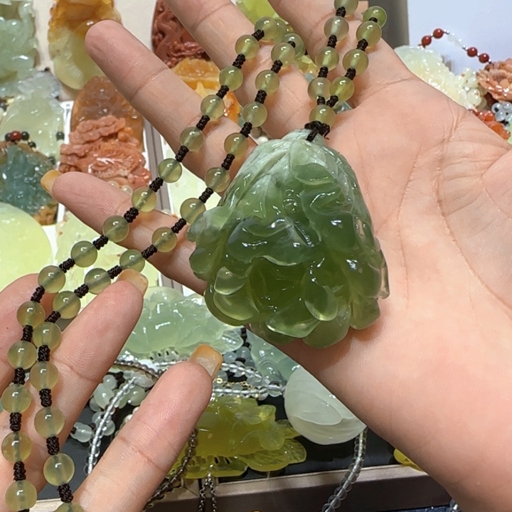 未镶嵌蛇纹石玉吊坠