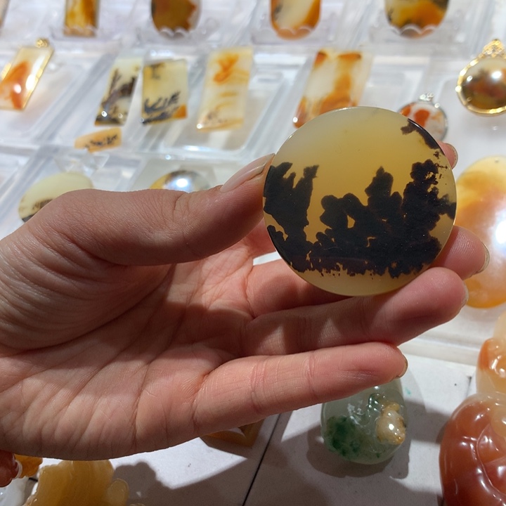 未镶嵌石英质玉（黄龙玉）颈饰
