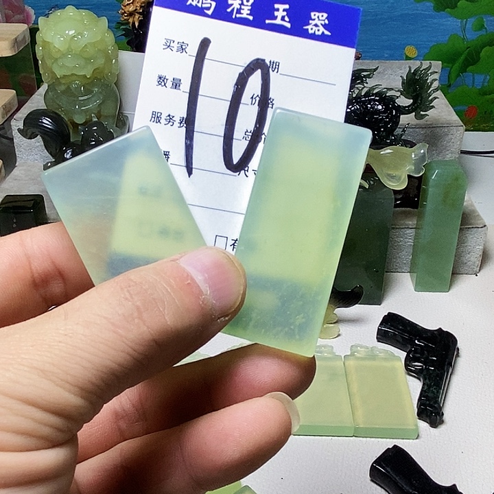 人***。透闪石-蛇纹石玉足银镀金镶嵌挂件