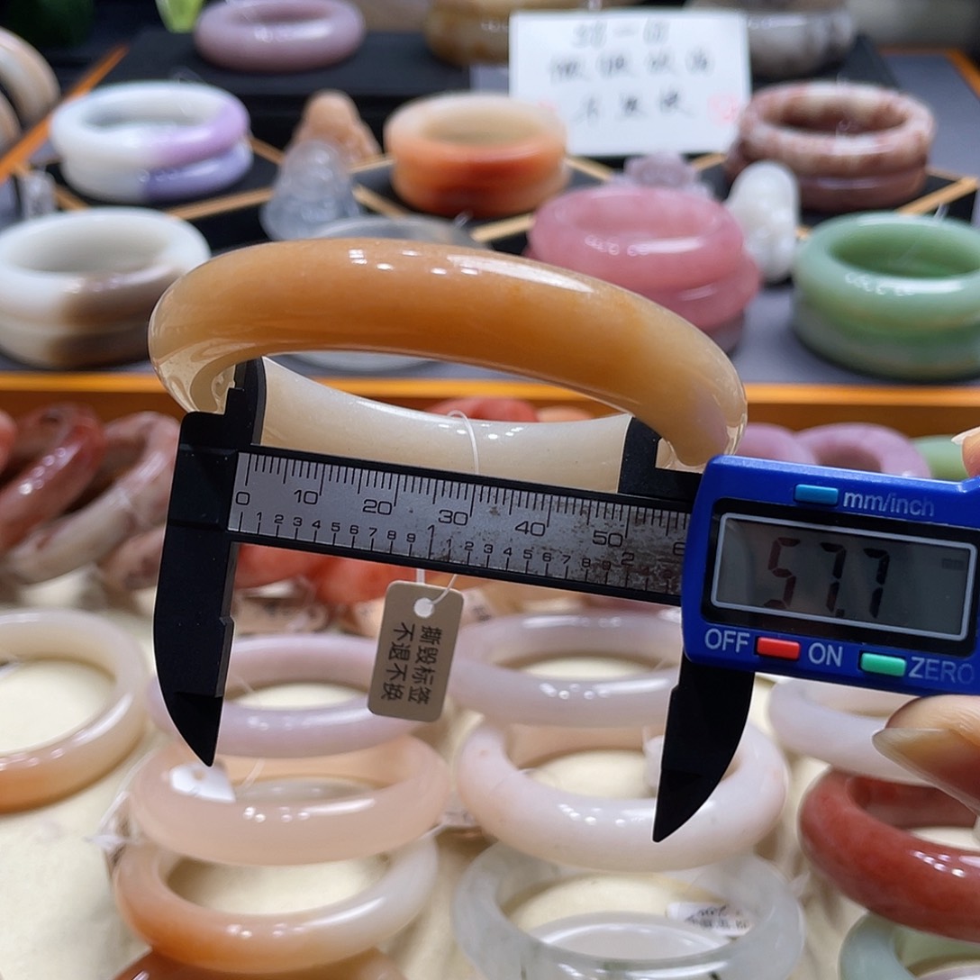 未镶嵌手镯石英岩玉