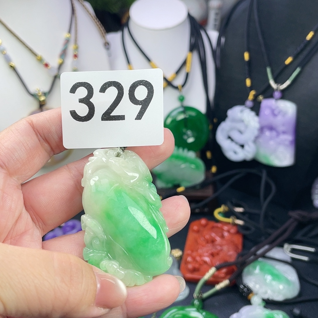 翡翠未镶嵌吊坠(赠链)