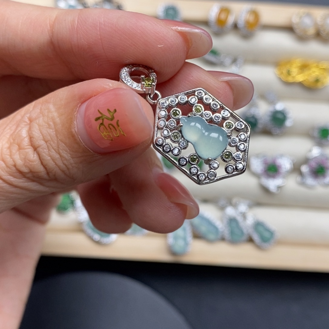 翡翠颈饰未镶嵌翡翠