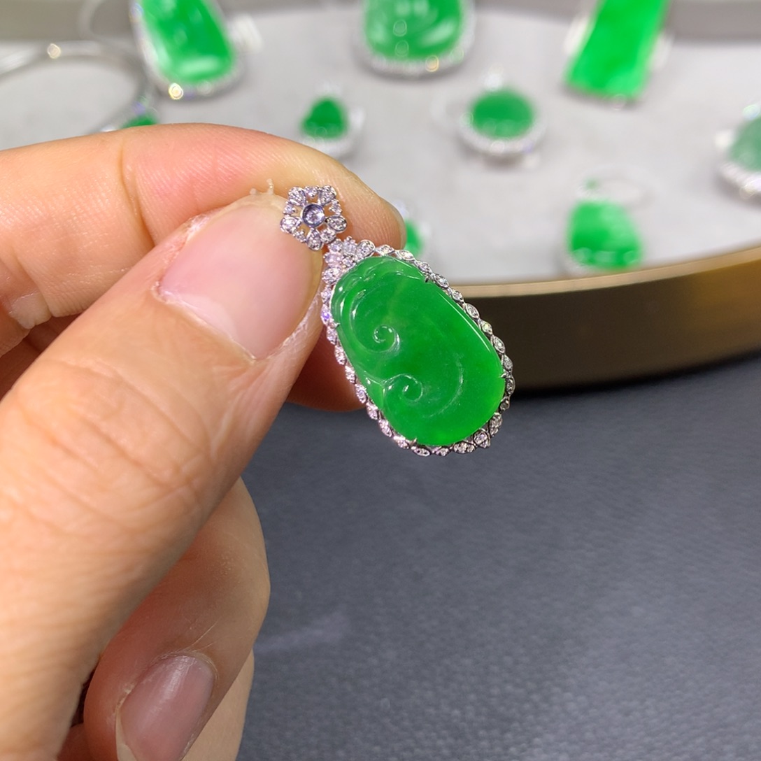 翡翠颈饰18K金镶嵌翡翠