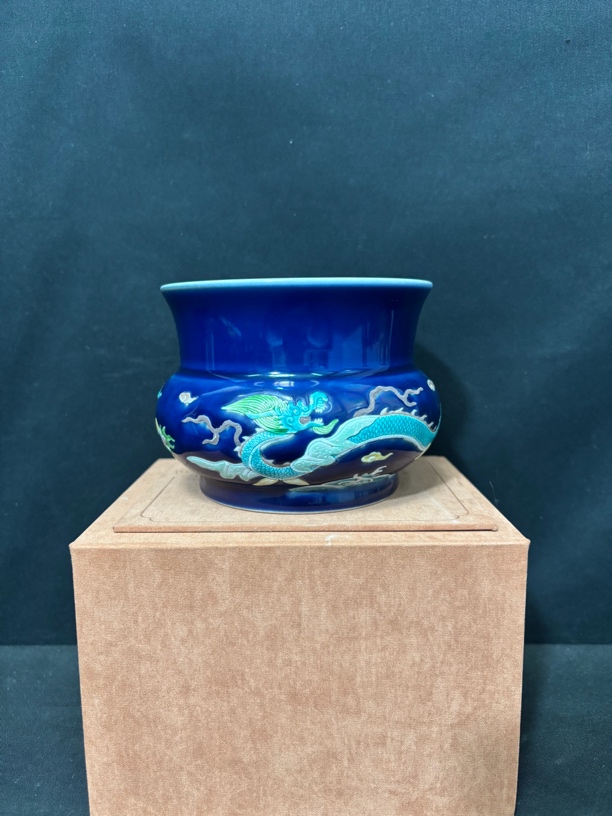 霁蓝釉罐，雕刻双龙五彩图