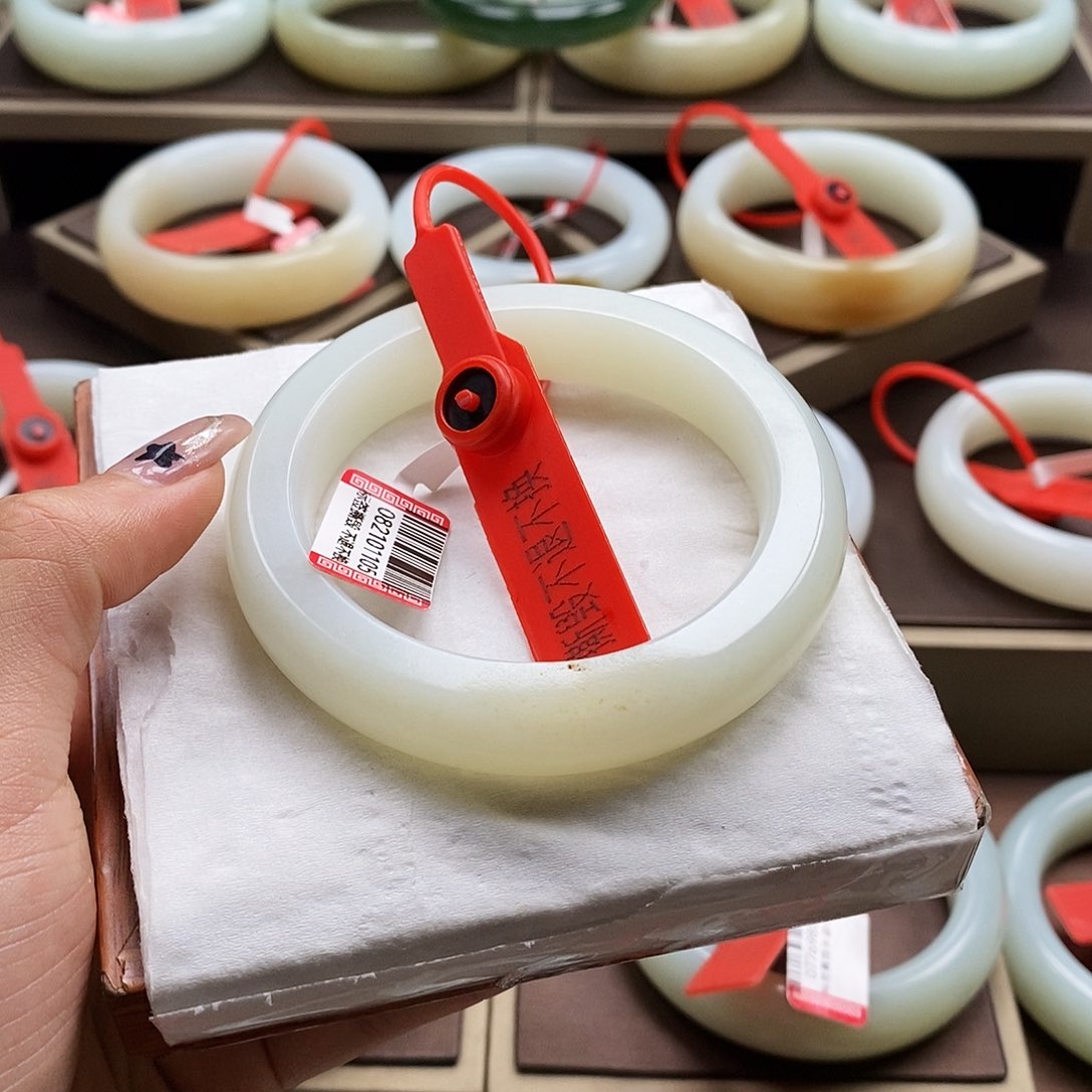 未镶嵌手镯和田玉陈*糖