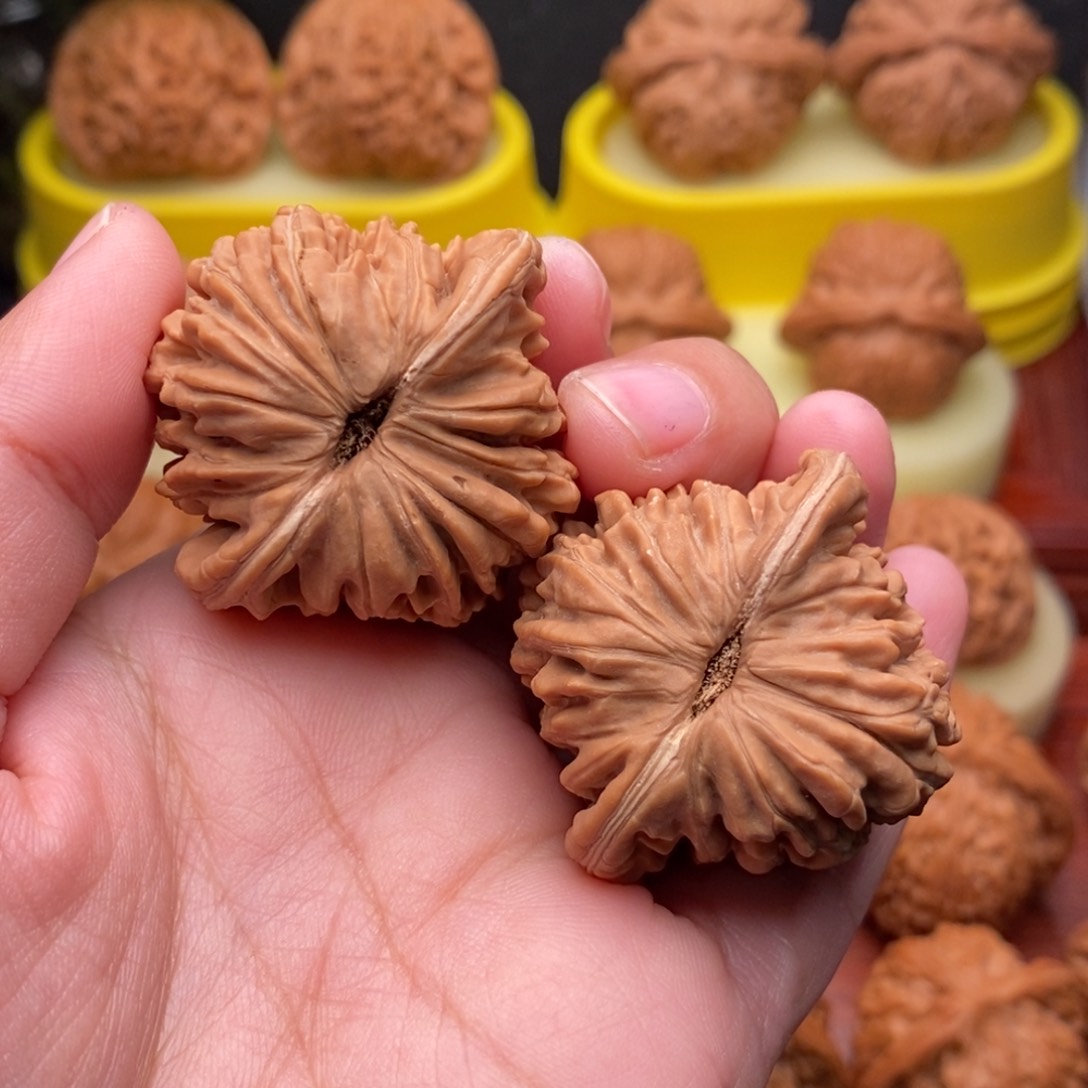 把件文玩核桃40老树红皮四座楼“大漏”