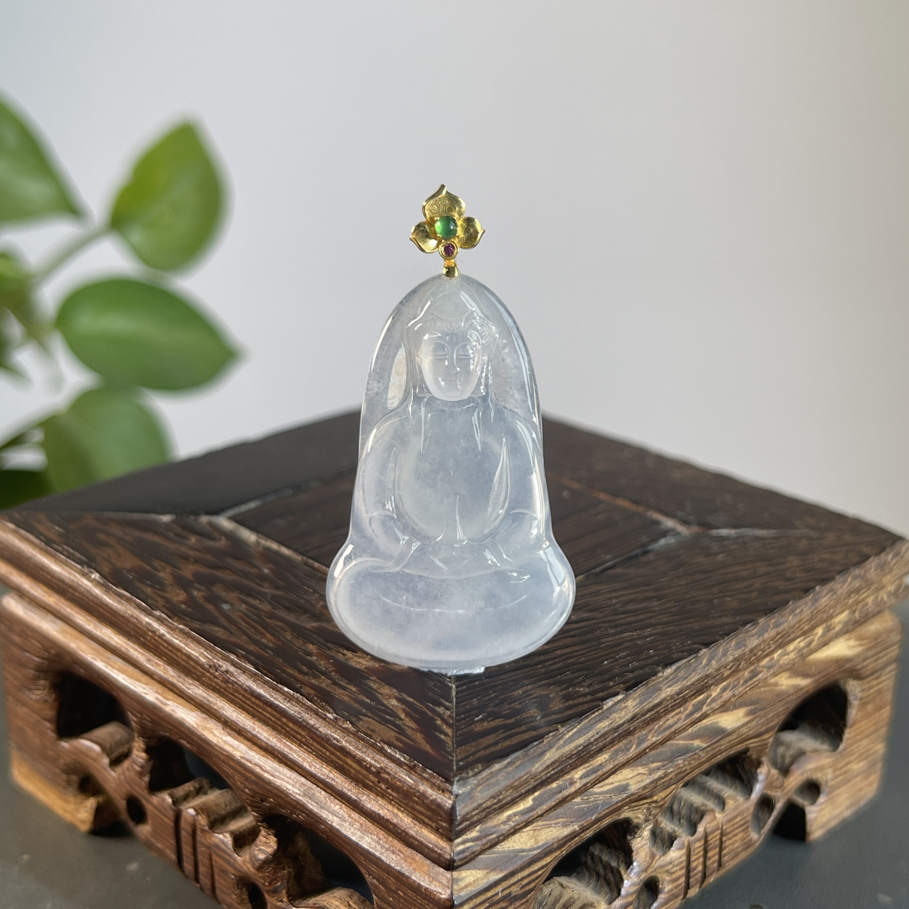 JGB07-120  天然缅甸A货翡翠  18K扣头素衣观音