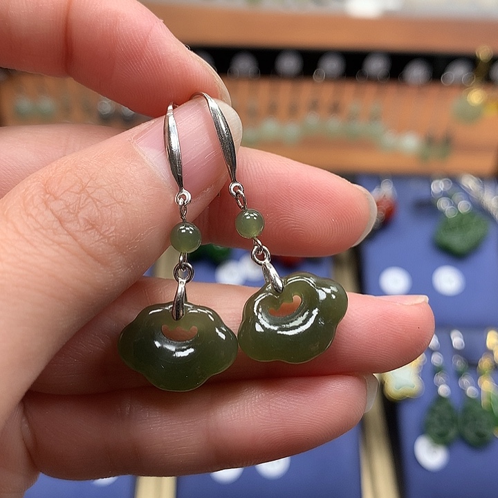 和田玉银S925镶嵌耳饰如意锁骨湖水绿