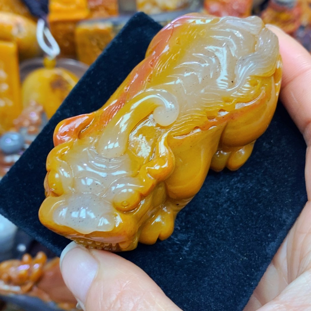 未镶嵌石英质玉（黄龙玉）颈饰