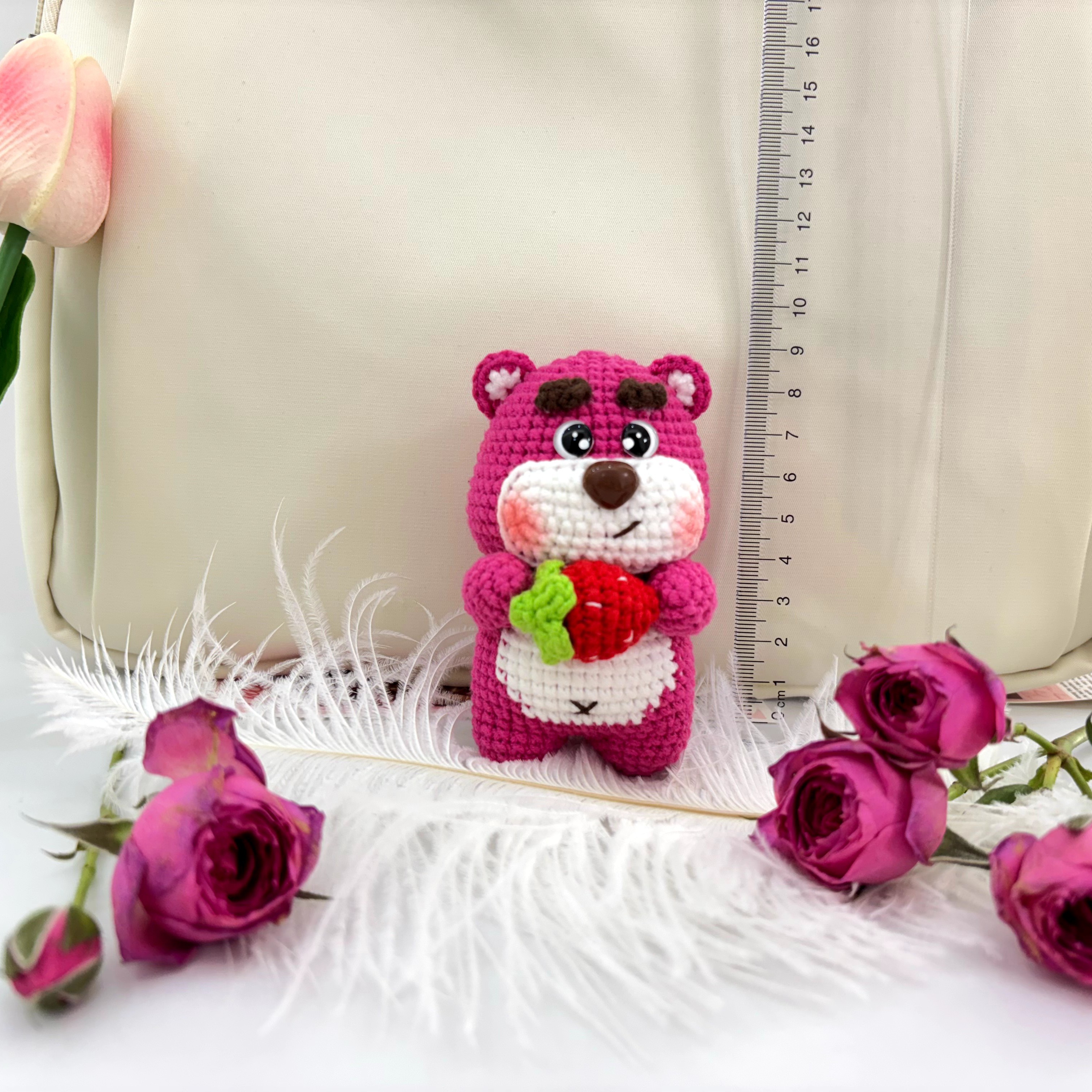 毛线钩织玩偶草莓熊小熊成品玫红色可爱挂件，摆件手工编织