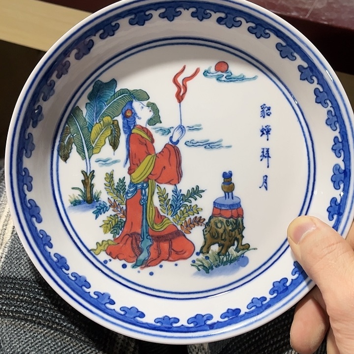 瓷片//////直径19厘米。红西西。